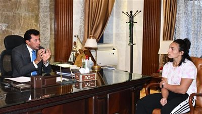 وزير الرياضة يكرم سمر حمزة بعد فضية بطولة العالم للمصارعة 