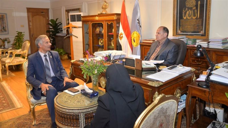 اجتماع محافظ أسيوط