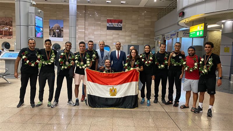وزير الرياضة ينيب