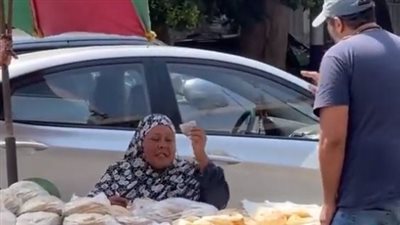 أبكي النشطاء.. موقف مؤثر لبائعة خبز تجاه جائع |فيديو