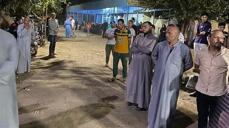 أهالى القرية في انتظار