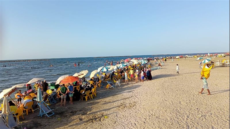 إقبال متوسط على شواطئ