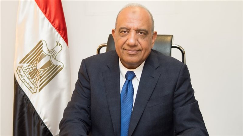 محمود عصمت وزير قطاع