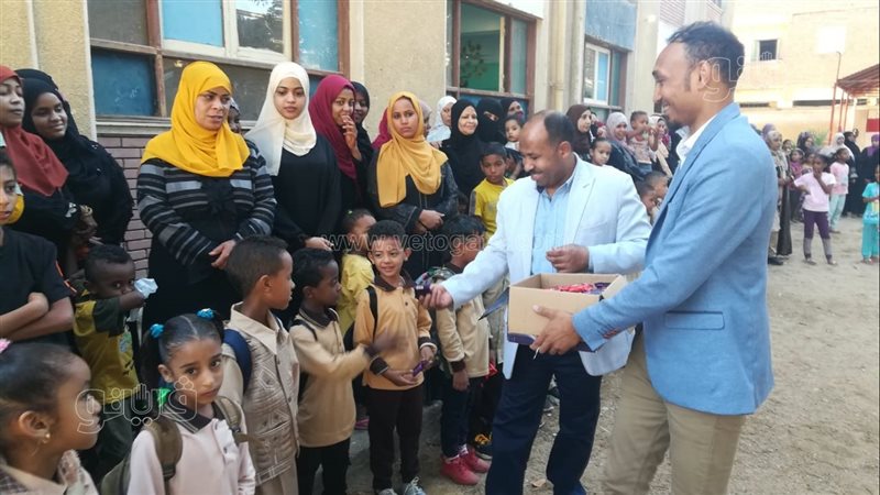 توزيع الحلوى والبالونات