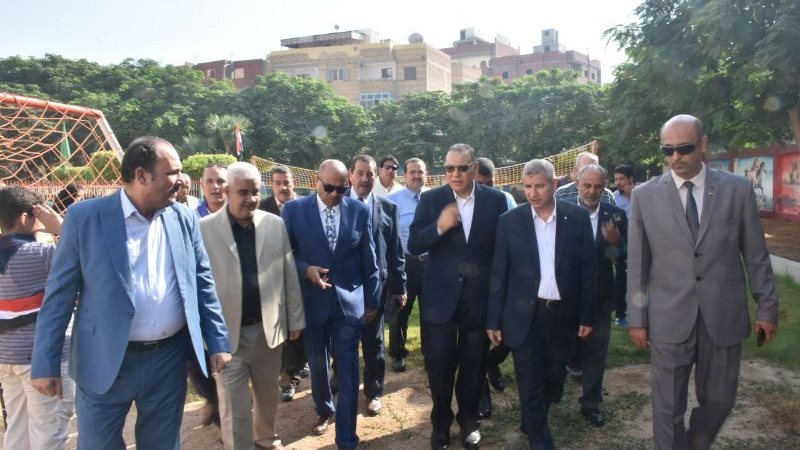المحافظ فى مدرسة