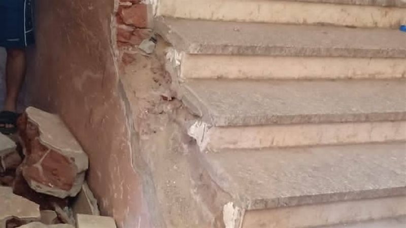 انهيار سور مدرسة