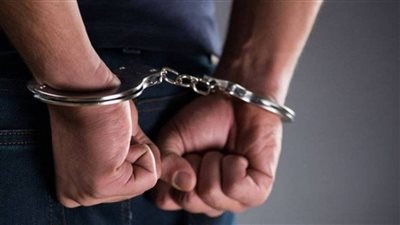 إحالة عاطلين بتهمة بيع أسلحة بيضاء عبر الفيس بوك للجنايات