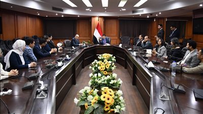 أشرف صبحي يلتقي ممثلي مبادرة 