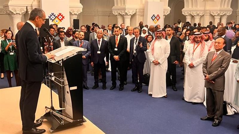 وزير الاتصالات خلال