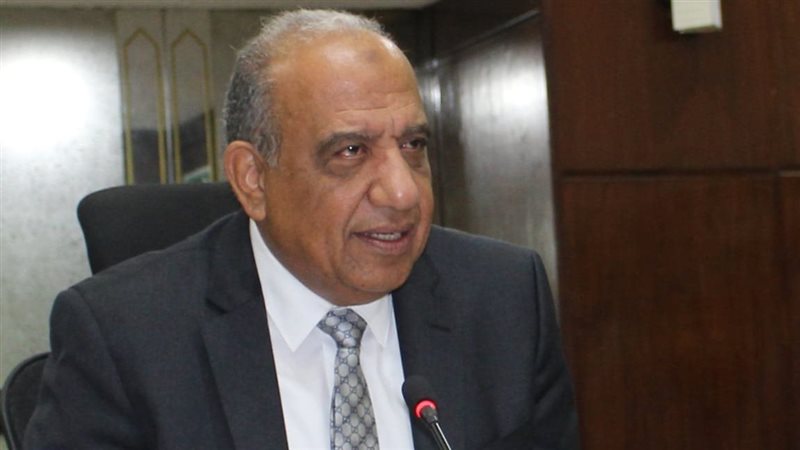 محمود عصمت وزير قطاع