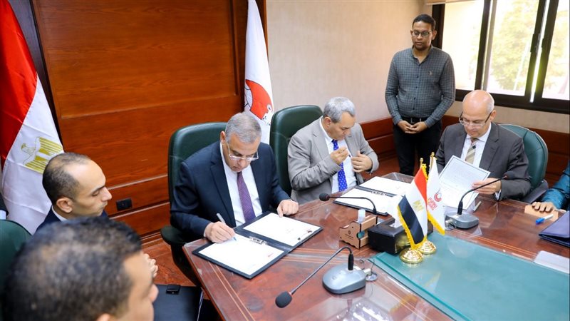 محافظ سوهاج يوقع