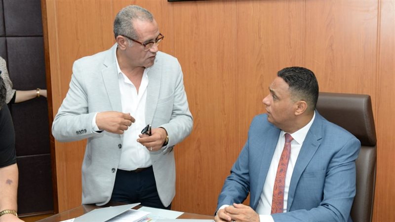 المحافظ مع وكيل تعليم