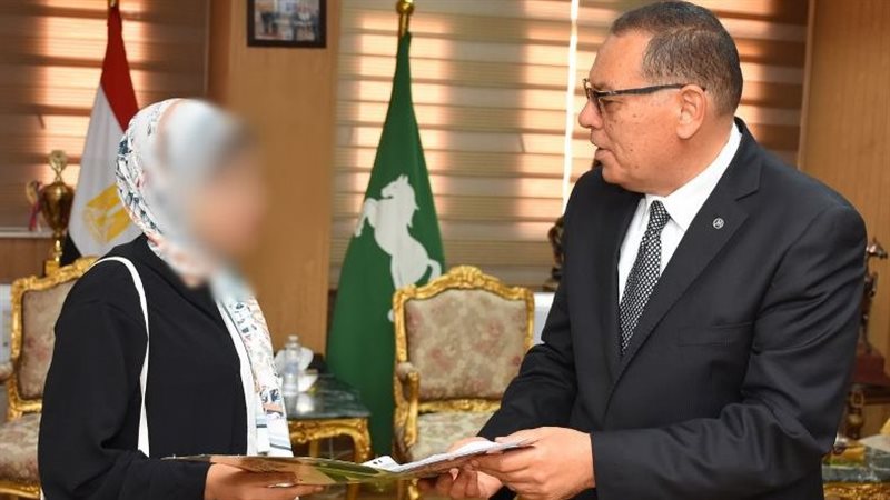 محافظ الشرقية يسلم