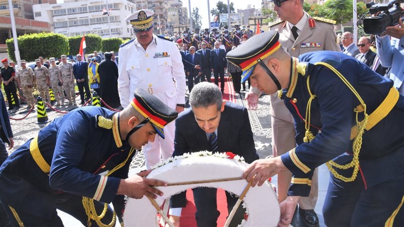 محافظ الغربية يضع