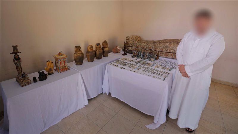 المتهم مع المضبوطات