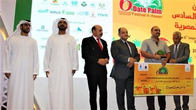 حمصية بالتمر والشوفان..الزراعة تفوز بجائزة أفضل منتج غذائي في مهرجان التمور بأسوان