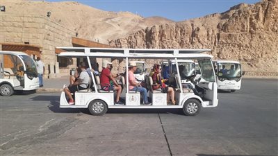 تشغيل سيارات تعمل بالطاقة الشمسية بموقعي الدير البحري ووادي الملوك | صور
