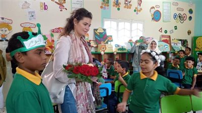 الفنانة يسرا اللوزي تزور مدارس التعليم المجتمعي بالفيوم