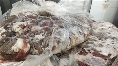 ضبط 2 طن لحوم بلدي غير صالحة للاستهلاك الآدمي داخل محل جزارة بالجيزة