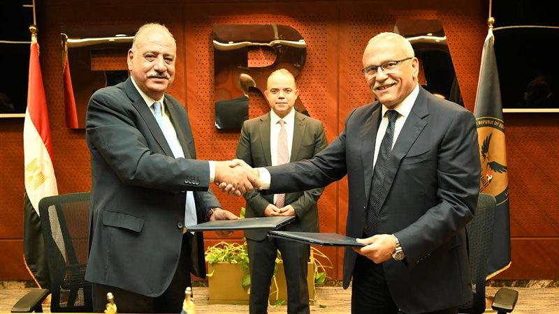 جانب من توقيع الاتفاقية
