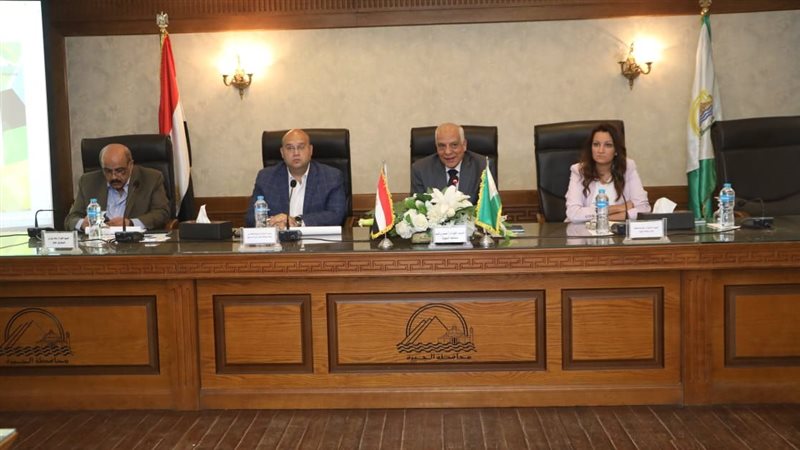 محافظ الجيزة يجتمع