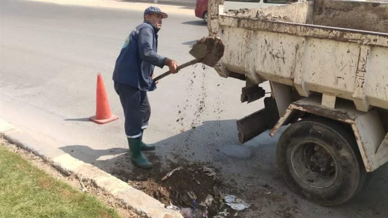 رفع مخلفات في حملة