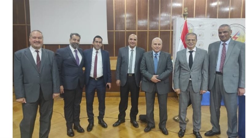 رئيس الشركة وسط أعضاء
