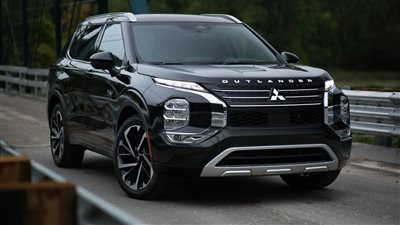 سيارات ميتسوبيشي اوتلاندر 2023 بتجهيزات الانتباه خلال حركة المرور الخلفية 