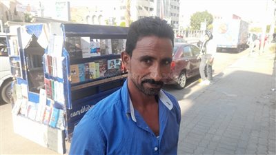 بائع كتب متجول ببني سويف: الطلب زاد على كتاب «فن اللامبالاة» بسبب محمد صلاح | فيديو