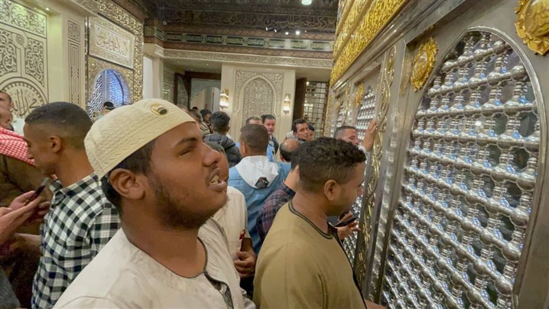 منشد ضريح بضريح الحسين