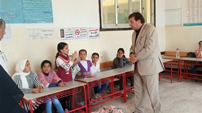 في جولة مفاجئة..  مدير الإدارة التعليمية بصان الحجر في الشرقية يسلم الكتب المدرسية للطلاب 