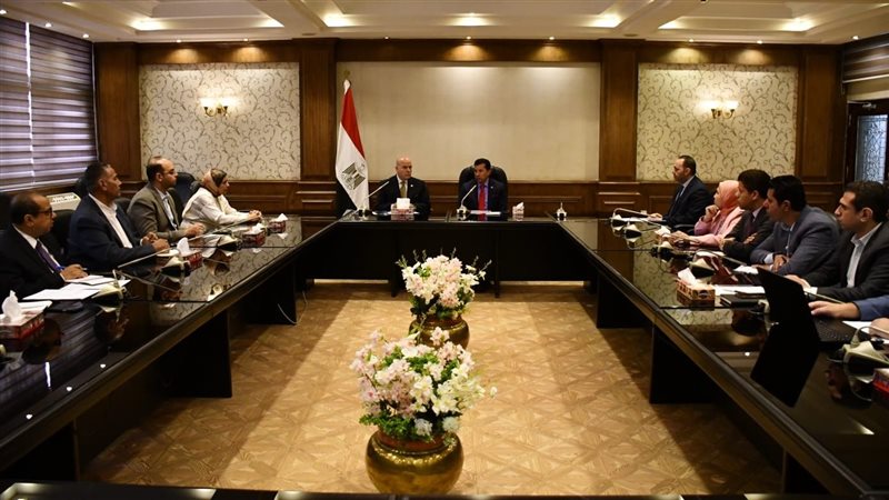 وزير الشباب يجتمع