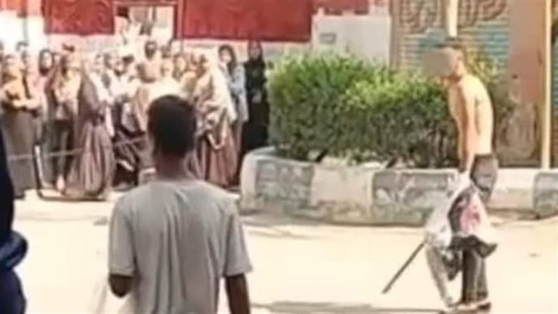 ضبط شاب تجرد من ملابسه