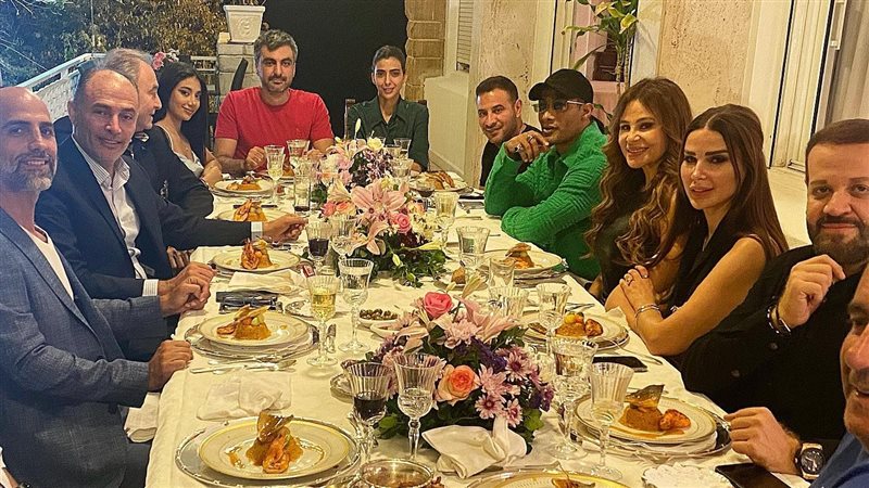 محمد رمضان في منزل
