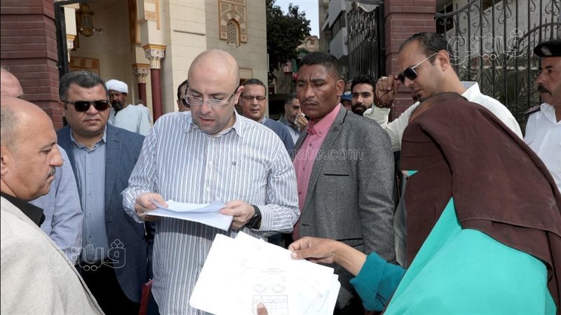 محافظ بني سويف يستمع