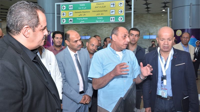 وزير الطيران يتفقد