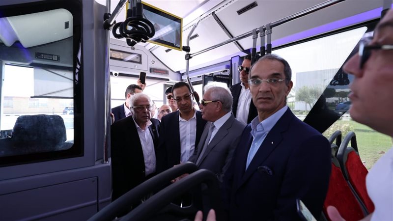 وزير الاتصالات خلال