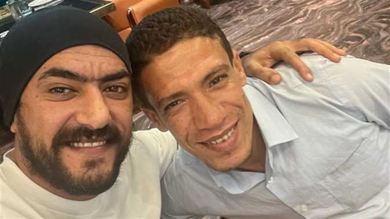 أحمد العوضي مع عامل