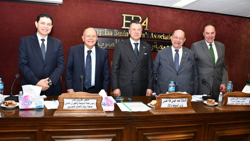 وزير السياحة والآثار