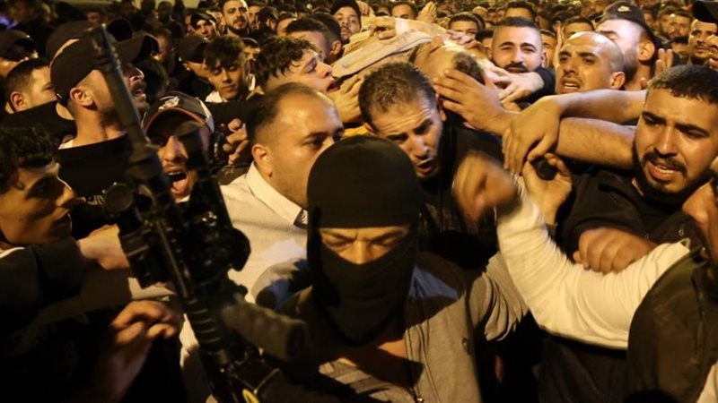 فلسطينيون يحملون