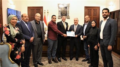درع الكشافة المصرية لرئيس الهيئة الوطنية للصحافة 