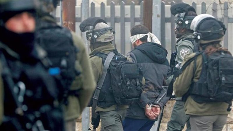 الاحتلال بعتقل الفلسطينيين