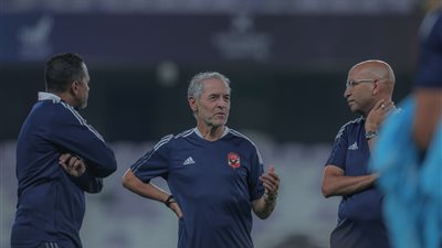 الجهاز الفني للأهلي يراجع خطة مباراة الزمالك بالمحاضرة الختامية
