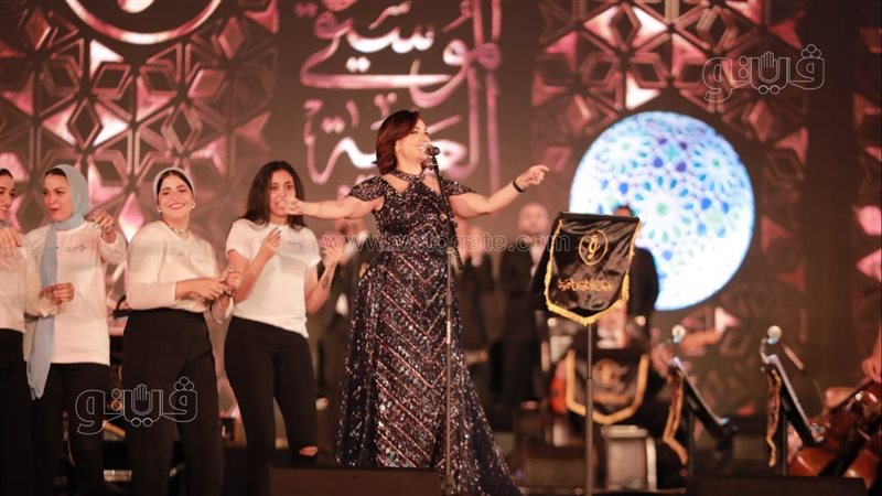 ديانا حداد رفقة فرقة