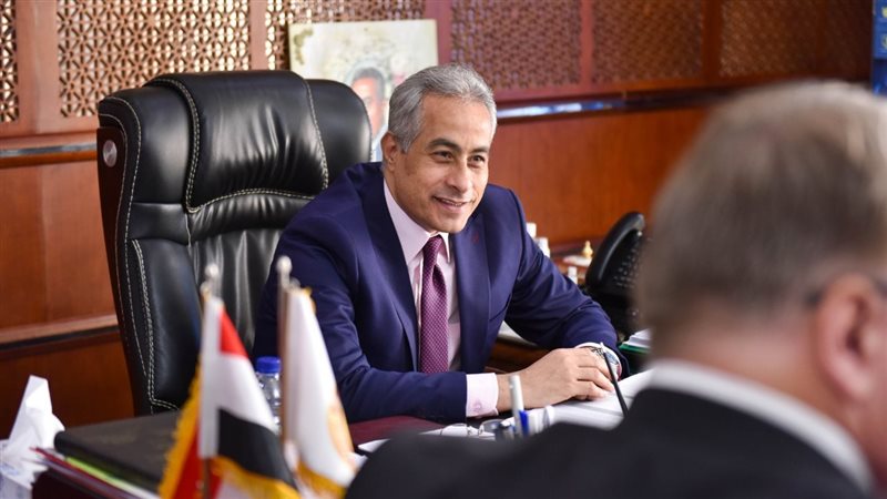 حسن شحاتة وزير القوى
