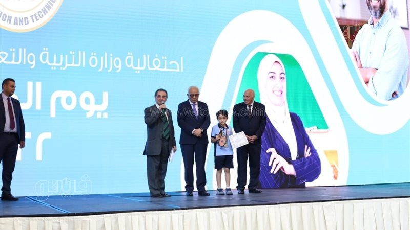 .وزير التعليم يكرم