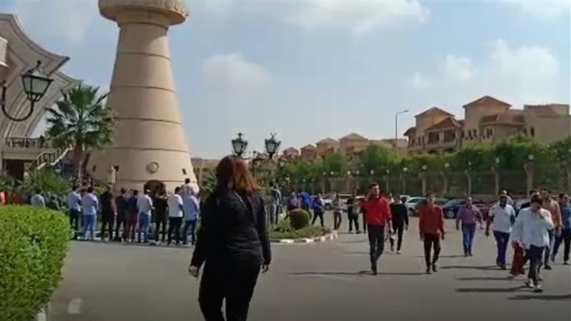 لحظة أداء صلاة الجنازة