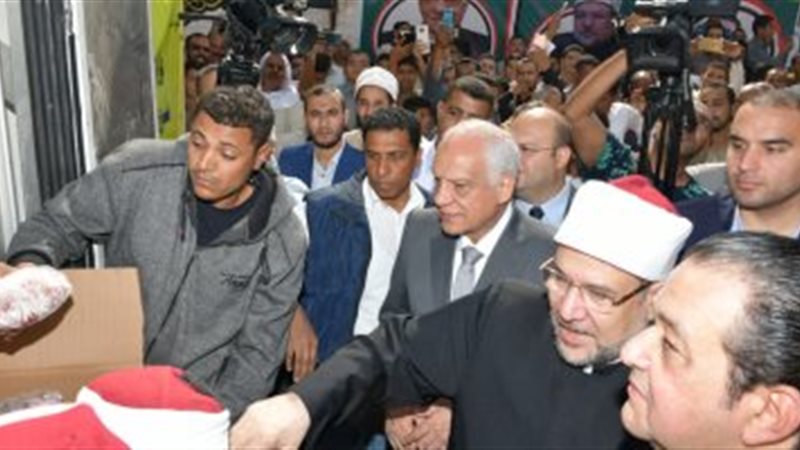 محافظ الجيزة يوزع