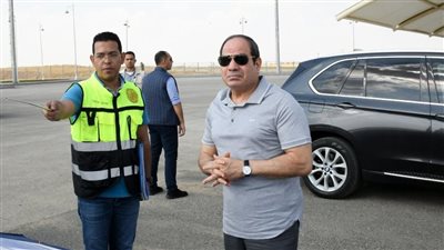 4 صور ترصد تفقد السيسي مدينة السيارات المتكاملة 