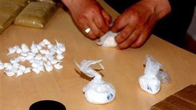 40 لفافة هيروين معدة للبيع بحوزة عاطلين في الأميرية